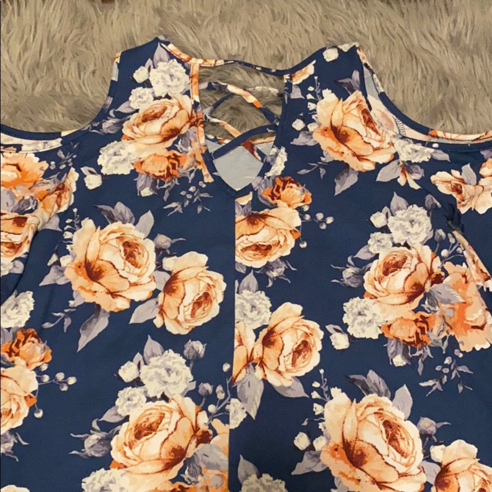 Women’s Top - Picture 2 of 2